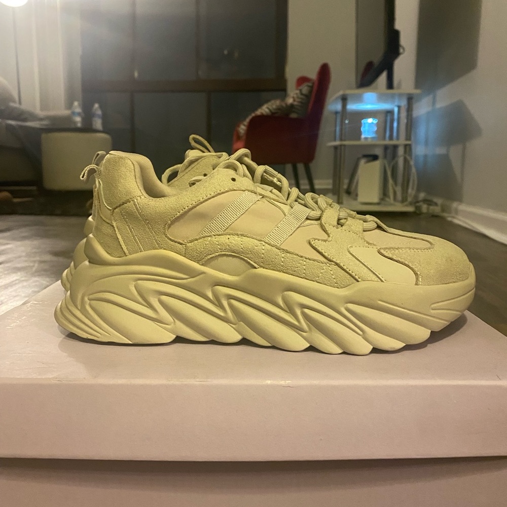 Size 8 gently worn Steve Madden sneakers.